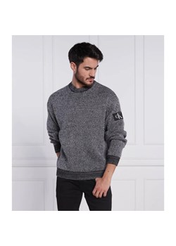 CALVIN KLEIN JEANS Sweter BADGE PLATED | Regular Fit ze sklepu Gomez Fashion Store w kategorii Swetry męskie - zdjęcie 163968274