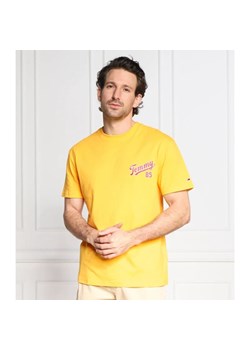 Tommy Jeans T-shirt CLSC COLLEGE 85 LOGO TEE | Regular Fit ze sklepu Gomez Fashion Store w kategorii T-shirty męskie - zdjęcie 163969091