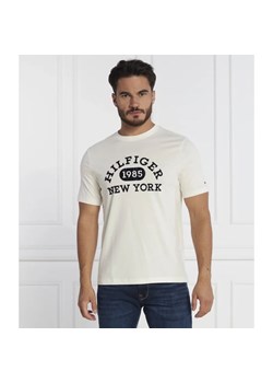Tommy Hilfiger T-shirt MONOTYPE COLLEGIATE TEE | Regular Fit ze sklepu Gomez Fashion Store w kategorii T-shirty męskie - zdjęcie 163986023