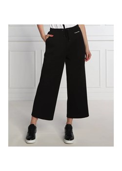 Calvin Klein Spodnie dresowe | flare fit ze sklepu Gomez Fashion Store w kategorii Spodnie damskie - zdjęcie 164321500