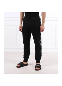 Emporio Armani Spodnie dresowe | Regular Fit ze sklepu Gomez Fashion Store w kategorii Piżamy męskie - zdjęcie 164322303