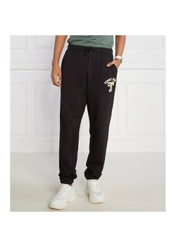 Tommy Jeans Spodnie dresowe TJM RLX LUXE GRAPHIC | Regular Fit ze sklepu Gomez Fashion Store w kategorii Spodnie męskie - zdjęcie 164323933