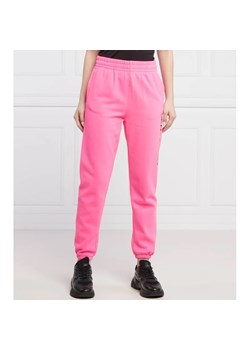 DKNY Sport Spodnie dresowe LAYERED | Regular Fit ze sklepu Gomez Fashion Store w kategorii Spodnie damskie - zdjęcie 164325354