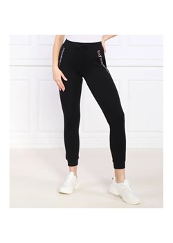 EA7 Spodnie dresowe | Regular Fit ze sklepu Gomez Fashion Store w kategorii Spodnie damskie - zdjęcie 164327640