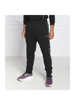 EA7 Spodnie dresowe | Regular Fit ze sklepu Gomez Fashion Store w kategorii Spodnie męskie - zdjęcie 164328112