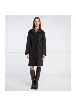 GUESS Płaszcz MANUELA REVERSIBLE COAT ze sklepu Gomez Fashion Store w kategorii Płaszcze damskie - zdjęcie 164329093