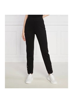 GUESS Spodnie dresowe | Regular Fit ze sklepu Gomez Fashion Store w kategorii Spodnie damskie - zdjęcie 164329243