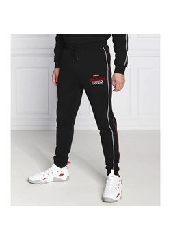 BOSS ORANGE Spodnie dresowe BOSS X NBA Slamdunk2 | Regular Fit ze sklepu Gomez Fashion Store w kategorii Spodnie męskie - zdjęcie 164329604
