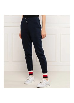Tommy Hilfiger Spodnie dresowe HERITAGE | Regular Fit ze sklepu Gomez Fashion Store w kategorii Spodnie damskie - zdjęcie 164330424