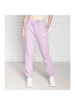 GUESS ACTIVE Spodnie dresowe ALISHA | Regular Fit ze sklepu Gomez Fashion Store w kategorii Spodnie damskie - zdjęcie 164330491