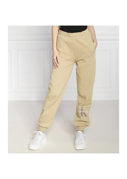 CALVIN KLEIN JEANS Spodnie dresowe ARCHIVAL MONOLOGO | Regular Fit ze sklepu Gomez Fashion Store w kategorii Spodnie damskie - zdjęcie 164330583