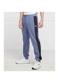 GUESS ACTIVE Spodnie dresowe MERV | Regular Fit ze sklepu Gomez Fashion Store w kategorii Spodnie męskie - zdjęcie 164331451
