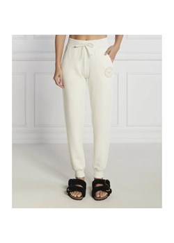 Emporio Armani Spodnie dresowe | Regular Fit ze sklepu Gomez Fashion Store w kategorii Spodnie damskie - zdjęcie 164334514