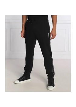 GUESS ACTIVE Spodnie dresowe Mickey | Regular Fit ze sklepu Gomez Fashion Store w kategorii Spodnie męskie - zdjęcie 164336460