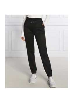 GUESS Spodnie dresowe ARMELLE | Regular Fit ze sklepu Gomez Fashion Store w kategorii Spodnie damskie - zdjęcie 164337524