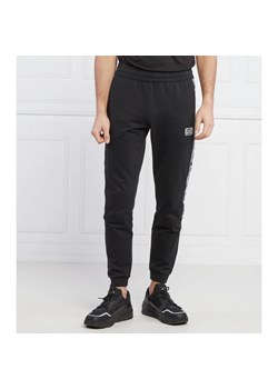 EA7 Spodnie dresowe | Regular Fit ze sklepu Gomez Fashion Store w kategorii Spodnie męskie - zdjęcie 164337933