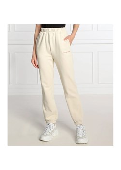 CALVIN KLEIN JEANS Spodnie dresowe | Regular Fit ze sklepu Gomez Fashion Store w kategorii Spodnie damskie - zdjęcie 164338900