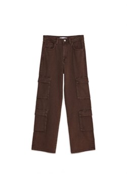 Cropp - Brązowe jeansy straight z kieszeniami cargo - brązowy ze sklepu Cropp w kategorii Jeansy damskie - zdjęcie 164403631