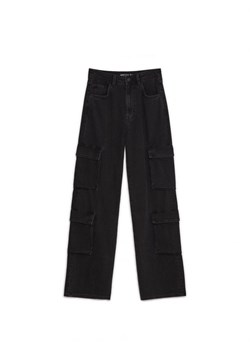 Cropp - Czarne jeansy straight z kieszeniami cargo - czarny ze sklepu Cropp w kategorii Jeansy damskie - zdjęcie 164403632