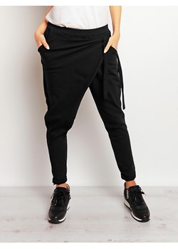 INFINITE YOU Spodnie w kolorze czarnym ze sklepu Limango Polska w kategorii Spodnie damskie - zdjęcie 164431432