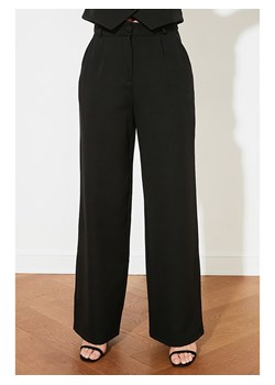 trendyol Spodnie w kolorze czarnym ze sklepu Limango Polska w kategorii Spodnie damskie - zdjęcie 164518241
