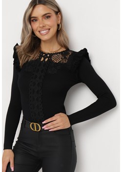 Czarna Bluzka z Koronkowym Zdobieniem Amalberga ze sklepu Born2be Odzież w kategorii Bluzki damskie - zdjęcie 164562931