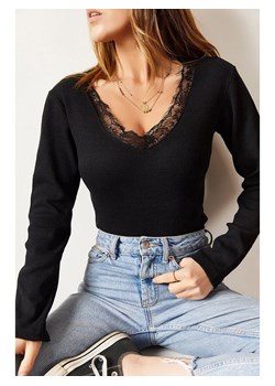 Chezalou Koszulka w kolorze czarnym ze sklepu Limango Polska w kategorii Bluzki damskie - zdjęcie 164578050