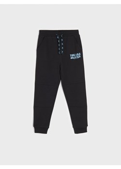 Sinsay - Spodnie dresowe jogger - czarny ze sklepu Sinsay w kategorii Spodnie chłopięce - zdjęcie 164687140