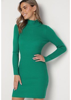 Zielona Prążkowana Sukienka Mini Sweterkowa z Golfem Agoain ze sklepu Born2be Odzież w kategorii Sukienki - zdjęcie 164687341