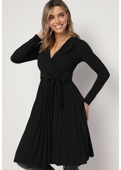 Czarna Midi Sukienka z Plisowanym Dołem i Kopertowym Dekoltem z Materiałowym Paskiem Obebba ze sklepu Born2be Odzież w kategorii Sukienki - zdjęcie 164687481
