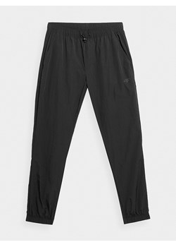 4F Spodnie sportowe w kolorze czarnym ze sklepu Limango Polska w kategorii Spodnie męskie - zdjęcie 164717191