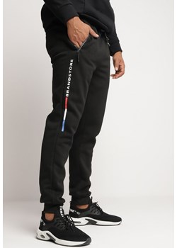 Czarne Dresowe Spodnie z Gumką w Pasie i Troczkiem Ozdobione Nadrukiem na Nogawce Urvashi ze sklepu Born2be Odzież w kategorii Spodnie męskie - zdjęcie 164789243