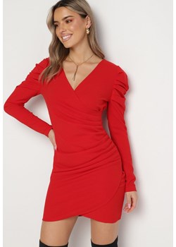 Czerwona Mini Dopasowana Sukienka z Kopertowym Dekoltem i Asymetryczną Zakładką Omiura ze sklepu Born2be Odzież w kategorii Sukienki - zdjęcie 164789452