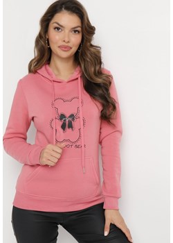 Różowa Klasyczna Bluza z Polarem i Kapturem Wkładana Przez Głowę i Ozdobiona Nadrukiem Lettora ze sklepu Born2be Odzież w kategorii Bluzy damskie - zdjęcie 164797261