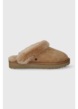 UGG kapcie zamszowe Classic Slipper II kolor brązowy 1130876 CHE ze sklepu PRM w kategorii Kapcie damskie - zdjęcie 164797794