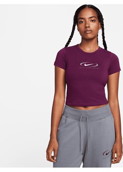 Damski T-shirt o skróconym kroju z grafiką Nike Sportswear - Czerwony ze sklepu Nike poland w kategorii Bluzki damskie - zdjęcie 164801972
