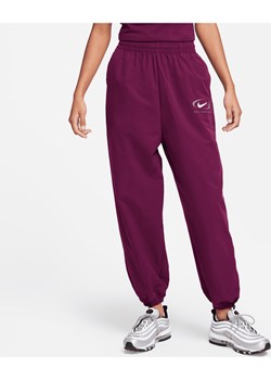Damskie joggery z tkaniny Nike Sportswear - Czerwony ze sklepu Nike poland w kategorii Spodnie damskie - zdjęcie 164801973