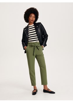 Reserved - Spodnie z wiązanym paskiem - jasnozielony ze sklepu Reserved w kategorii Spodnie damskie - zdjęcie 164874204