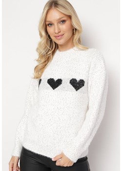 Jasnobeżowy Puchaty Sweter w Serca Biostia ze sklepu Born2be Odzież w kategorii Swetry damskie - zdjęcie 164881543