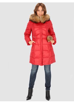 Czerwona zimowa kurtka damska z kapturem Perso ze sklepu Eye For Fashion w kategorii Kurtki damskie - zdjęcie 164890634