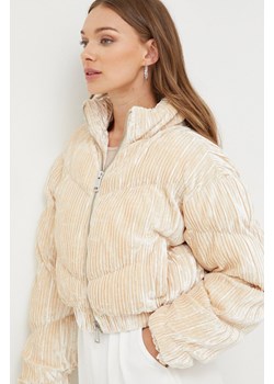 Guess kurtka damska kolor beżowy zimowa ze sklepu ANSWEAR.com w kategorii Kurtki damskie - zdjęcie 164892800