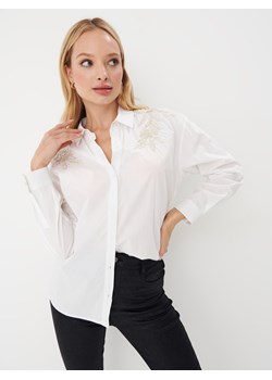 Mohito - Bawełniana biała koszula z aplikacją - biały ze sklepu Mohito w kategorii Koszule damskie - zdjęcie 164901030