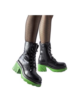 Czarne ocieplane buty na zielonym słupku Cost ze sklepu ButyModne.pl w kategorii Workery damskie - zdjęcie 164906062
