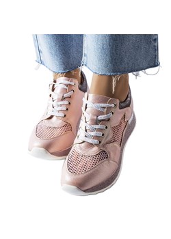 Różowe błyszczące sneakersy Angelier ze sklepu ButyModne.pl w kategorii Buty sportowe damskie - zdjęcie 164911560