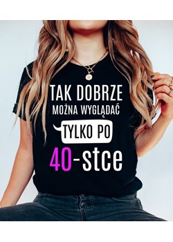 damska koszulka na 40 TAK DOBRZE MOŻNA WYGLĄDAĆ TYLKO PO 40 ze sklepu Time For Fashion w kategorii Bluzki damskie - zdjęcie 164922680