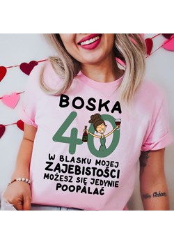 damska koszulka na 40 urodziny boska 40 brunetka - kolor różowy ze sklepu Time For Fashion w kategorii Bluzki damskie - zdjęcie 164923361