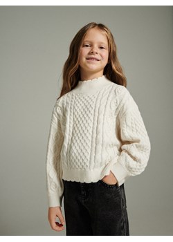 Reserved - Sweter o warkoczowym splocie - złamana biel ze sklepu Reserved w kategorii Swetry dziewczęce - zdjęcie 164927302