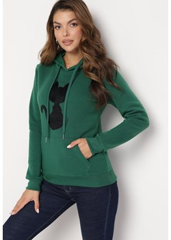 Zielona Bluza Wkładana Przez Głowę z Nadrukiem Czarnego Kota Ilio ze sklepu Born2be Odzież w kategorii Bluzy damskie - zdjęcie 164927823