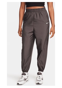 Damskie joggery z tkaniny Nike Sportswear - Brązowy ze sklepu Nike poland w kategorii Spodnie damskie - zdjęcie 164937052
