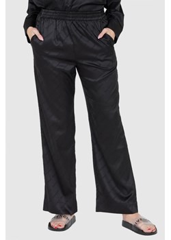 JUICY COUTURE Czarne satynowe spodnie piżamowe w logo, Wybierz rozmiar L ze sklepu outfit.pl w kategorii Piżamy damskie - zdjęcie 165007191